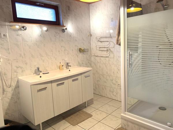 Maison de ville en impasse sans travaux