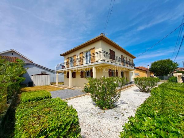 Maison familiale de 150 m², parfaitement entretenue, sur une parcelle clôturée de 506 m².
Séjour lumineux, cuisine séparée et grand balcon traversant desservant les deux pièces.
4 grandes chambres dont 2 en rez-de-chaussée, salle d’eau rénovée, buanderie, nombreux rangements.
Prestations de qualité : électricité refaite, isolation, toiture révisée, double vitrage, cheminée foyer fermé.
Grand garage de 35 m² et cour pratique. Un bien rare, sain et prêt à vivre.