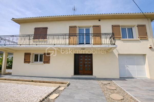 Maison familiale de 150 m², parfaitement entretenue, sur une parcelle clôturée de 506 m².
Séjour lumineux, cuisine séparée et grand balcon traversant desservant les deux pièces.
4 grandes chambres dont 2 en rez-de-chaussée, salle d’eau rénovée, buanderie, nombreux rangements.
Prestations de qualité : électricité refaite, isolation, toiture révisée, double vitrage, cheminée foyer fermé.
Grand garage de 35 m² et cour pratique. Un bien rare, sain et prêt à vivre.
