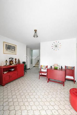 Maison familiale de 150 m², parfaitement entretenue, sur une parcelle clôturée de 506 m².
Séjour lumineux, cuisine séparée et grand balcon traversant desservant les deux pièces.
4 grandes chambres dont 2 en rez-de-chaussée, salle d’eau rénovée, buanderie, nombreux rangements.
Prestations de qualité : électricité refaite, isolation, toiture révisée, double vitrage, cheminée foyer fermé.
Grand garage de 35 m² et cour pratique. Un bien rare, sain et prêt à vivre.