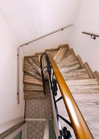 Maison familiale de 150 m², parfaitement entretenue, sur une parcelle clôturée de 506 m².
Séjour lumineux, cuisine séparée et grand balcon traversant desservant les deux pièces.
4 grandes chambres dont 2 en rez-de-chaussée, salle d’eau rénovée, buanderie, nombreux rangements.
Prestations de qualité : électricité refaite, isolation, toiture révisée, double vitrage, cheminée foyer fermé.
Grand garage de 35 m² et cour pratique. Un bien rare, sain et prêt à vivre.