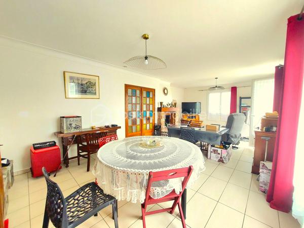 Maison familiale de 150 m², parfaitement entretenue, sur une parcelle clôturée de 506 m².
Séjour lumineux, cuisine séparée et grand balcon traversant desservant les deux pièces.
4 grandes chambres dont 2 en rez-de-chaussée, salle d’eau rénovée, buanderie, nombreux rangements.
Prestations de qualité : électricité refaite, isolation, toiture révisée, double vitrage, cheminée foyer fermé.
Grand garage de 35 m² et cour pratique. Un bien rare, sain et prêt à vivre.