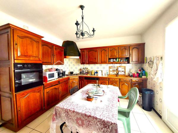 Maison familiale de 150 m², parfaitement entretenue, sur une parcelle clôturée de 506 m².
Séjour lumineux, cuisine séparée et grand balcon traversant desservant les deux pièces.
4 grandes chambres dont 2 en rez-de-chaussée, salle d’eau rénovée, buanderie, nombreux rangements.
Prestations de qualité : électricité refaite, isolation, toiture révisée, double vitrage, cheminée foyer fermé.
Grand garage de 35 m² et cour pratique. Un bien rare, sain et prêt à vivre.