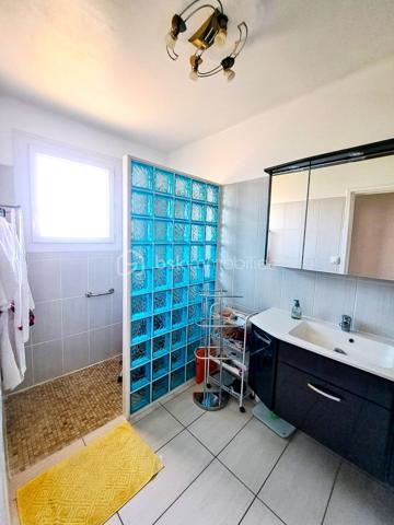Maison familiale de 150 m², parfaitement entretenue, sur une parcelle clôturée de 506 m².
Séjour lumineux, cuisine séparée et grand balcon traversant desservant les deux pièces.
4 grandes chambres dont 2 en rez-de-chaussée, salle d’eau rénovée, buanderie, nombreux rangements.
Prestations de qualité : électricité refaite, isolation, toiture révisée, double vitrage, cheminée foyer fermé.
Grand garage de 35 m² et cour pratique. Un bien rare, sain et prêt à vivre.