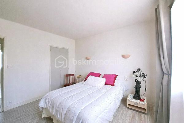 Maison familiale de 150 m², parfaitement entretenue, sur une parcelle clôturée de 506 m².
Séjour lumineux, cuisine séparée et grand balcon traversant desservant les deux pièces.
4 grandes chambres dont 2 en rez-de-chaussée, salle d’eau rénovée, buanderie, nombreux rangements.
Prestations de qualité : électricité refaite, isolation, toiture révisée, double vitrage, cheminée foyer fermé.
Grand garage de 35 m² et cour pratique. Un bien rare, sain et prêt à vivre.