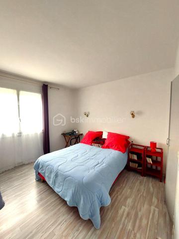 Maison familiale de 150 m², parfaitement entretenue, sur une parcelle clôturée de 506 m².
Séjour lumineux, cuisine séparée et grand balcon traversant desservant les deux pièces.
4 grandes chambres dont 2 en rez-de-chaussée, salle d’eau rénovée, buanderie, nombreux rangements.
Prestations de qualité : électricité refaite, isolation, toiture révisée, double vitrage, cheminée foyer fermé.
Grand garage de 35 m² et cour pratique. Un bien rare, sain et prêt à vivre.