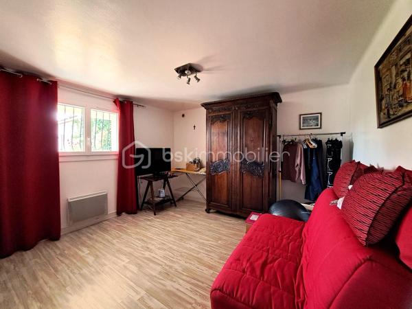 Maison familiale de 150 m², parfaitement entretenue, sur une parcelle clôturée de 506 m².
Séjour lumineux, cuisine séparée et grand balcon traversant desservant les deux pièces.
4 grandes chambres dont 2 en rez-de-chaussée, salle d’eau rénovée, buanderie, nombreux rangements.
Prestations de qualité : électricité refaite, isolation, toiture révisée, double vitrage, cheminée foyer fermé.
Grand garage de 35 m² et cour pratique. Un bien rare, sain et prêt à vivre.