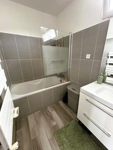 MAISON DE PLAIN-PIED RENOVEE 3 CHAMBRES GARAGE JARDIN