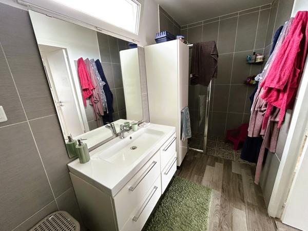 MAISON DE PLAIN-PIED RENOVEE 3 CHAMBRES GARAGE JARDIN