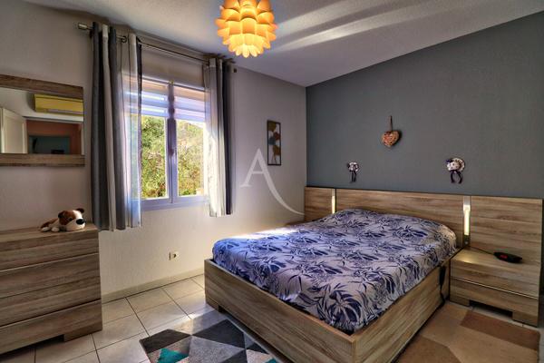 VILLA AVEC PISCINE JARDIN PAYSAGE ET GARAGE AU CALME ABSOLU
