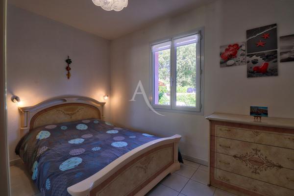 VILLA AVEC PISCINE JARDIN PAYSAGE ET GARAGE AU CALME ABSOLU