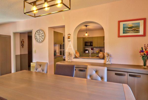 VILLA AVEC PISCINE JARDIN PAYSAGE ET GARAGE AU CALME ABSOLU