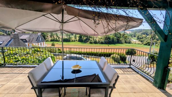 Belle propriété familiale avec piscine chauffée et vue dégagée