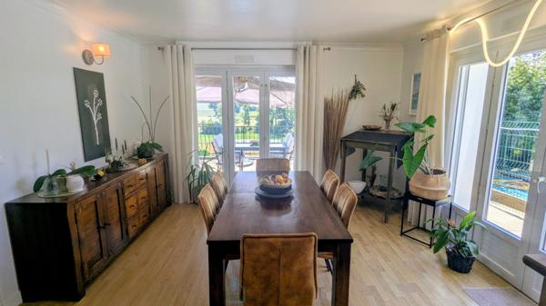 Belle propriété familiale avec piscine chauffée et vue dégagée