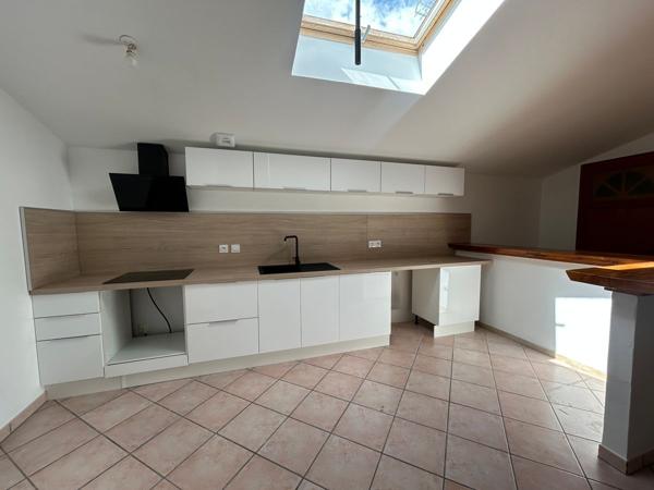 BEL APPARTEMENT T4 DE 116,18 M² ENTIÈREMENT RÉNOVÉ AVEC TERRASSE ET PLACES DE STATIONNEMENTS