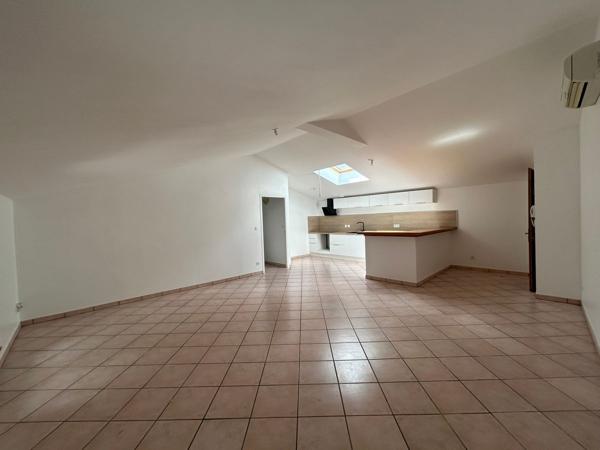 BEL APPARTEMENT T4 DE 116,18 M² ENTIÈREMENT RÉNOVÉ AVEC TERRASSE ET PLACES DE STATIONNEMENTS
