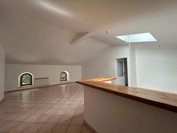 BEL APPARTEMENT T4 DE 116,18 M² ENTIÈREMENT RÉNOVÉ AVEC TERRASSE ET PLACES DE STATIONNEMENTS