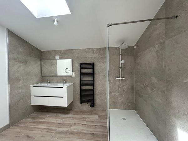 BEL APPARTEMENT T4 DE 116,18 M² ENTIÈREMENT RÉNOVÉ AVEC TERRASSE ET PLACES DE STATIONNEMENTS