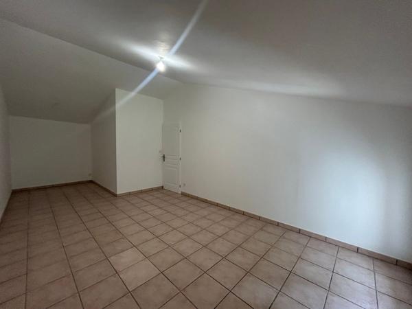 BEL APPARTEMENT T4 DE 116,18 M² ENTIÈREMENT RÉNOVÉ AVEC TERRASSE ET PLACES DE STATIONNEMENTS