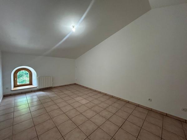BEL APPARTEMENT T4 DE 116,18 M² ENTIÈREMENT RÉNOVÉ AVEC TERRASSE ET PLACES DE STATIONNEMENTS