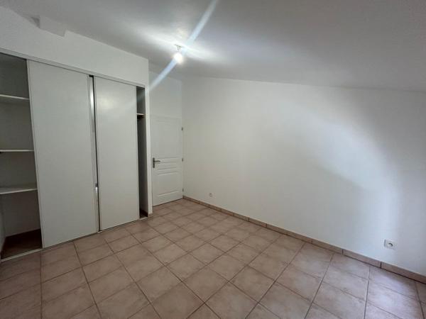 BEL APPARTEMENT T4 DE 116,18 M² ENTIÈREMENT RÉNOVÉ AVEC TERRASSE ET PLACES DE STATIONNEMENTS