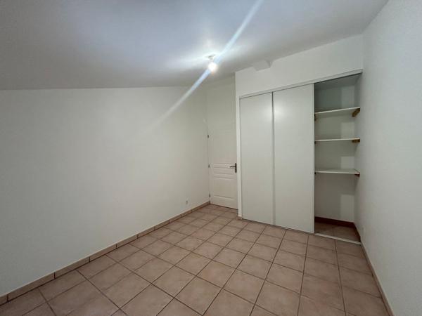 BEL APPARTEMENT T4 DE 116,18 M² ENTIÈREMENT RÉNOVÉ AVEC TERRASSE ET PLACES DE STATIONNEMENTS