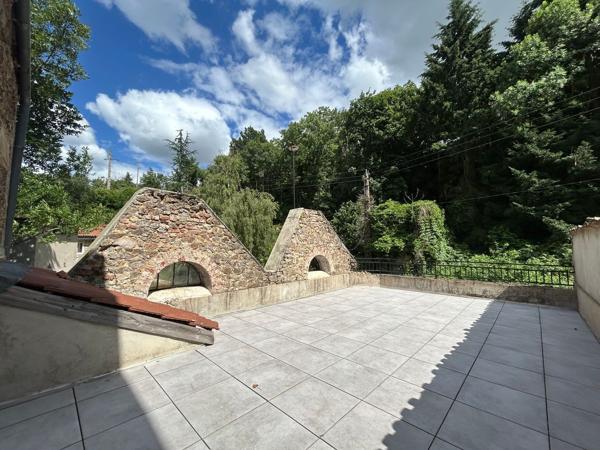 BEL APPARTEMENT T4 DE 116,18 M² ENTIÈREMENT RÉNOVÉ AVEC TERRASSE ET PLACES DE STATIONNEMENTS