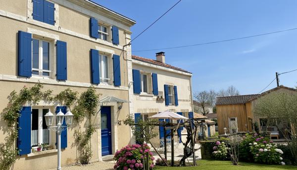 Maison en pierre de caractère avec dépendances  (79260) La Crèche
