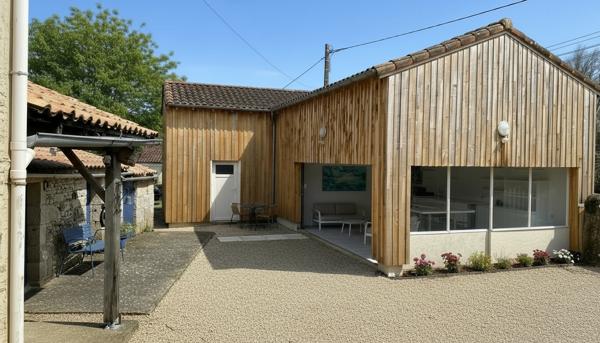 Maison en pierre de caractère avec dépendances  (79260) La Crèche