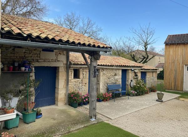 Maison en pierre de caractère avec dépendances  (79260) La Crèche