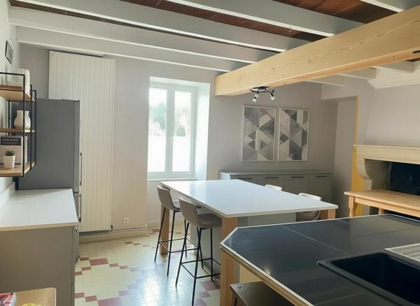 Maison en pierre de caractère avec dépendances  (79260) La Crèche