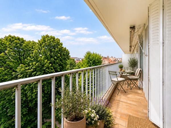 Appartement
         3 pièces
        - 74 m² 560 000 € *