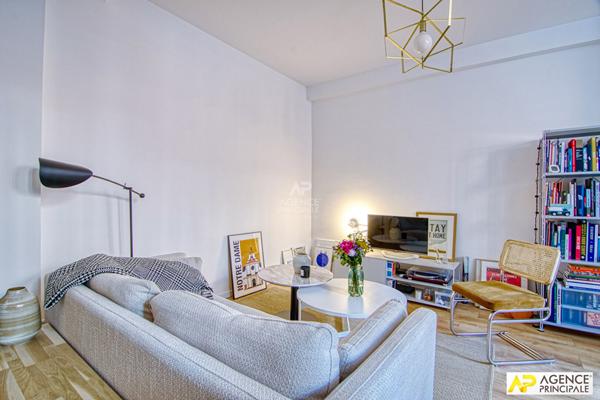"Versailles Notre-Dame" Bel appartement 2 pièces 49.53 m² carrez situé au 1 er etage €385 000 ** - Référence 25456