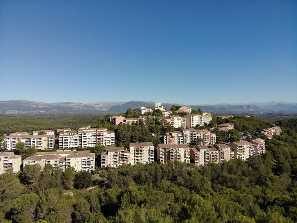 Mougins le Haut. 2 pièces avec terrasse, cave et garage.