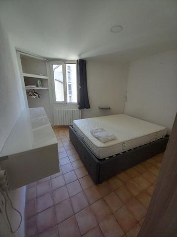 T2 MEUBLE AVEC GARAGE CENTRE HISTORIQUE