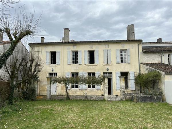 Maison à vendre |  Saint-Savinien |  10 pièces | 235 m²