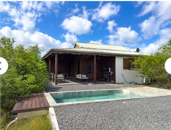 Villa T4 78 m2 de plain-pied avec piscine au Lamentin