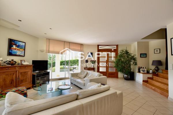 Très belle maison, 3 chambres, un bureau, piscine, garage