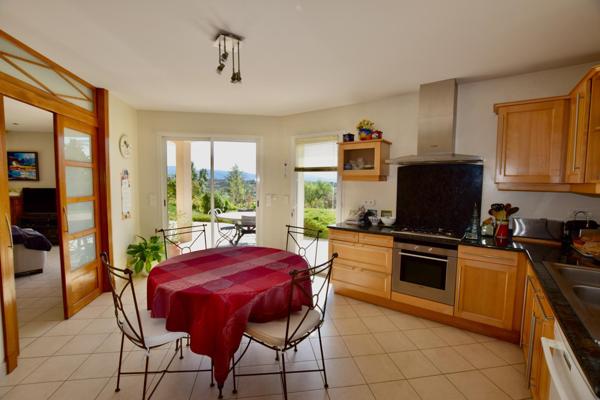 Très belle maison, 3 chambres, un bureau, piscine, garage