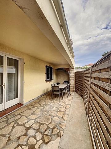 *** APPARTEMENT T2 MEUBLE * TERRASSE * PARKING ***