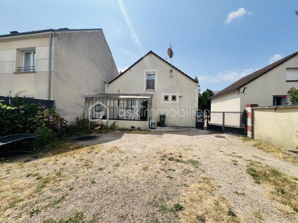 Maison avec jardin – Quartier Argonne – Proche du centre-ville d'Orléans

Découvrez cette agréable maison d'environ 75 m², idéalement située dans le quartier de l'Argonne, à seulement quelques minutes du centre-ville d'Orléans.
Son emplacement offre un véritable confort de vie grâce à la proximité immédiate des commerces, du centre commercial, des écoles, des transports en commun et des principaux axes, facilitant le quotidien.

La maison se compose d'une belle pièce de vie lumineuse, propice aux moments de convivialité, prolongée par une véranda, véritable espace de vie supplémentaire donnant sur le jardin.
L'espace nuit comprend trois chambres, une salle de bains, ainsi qu'une grande salle d'eau en rez-de-chaussée, un atout appréciable pour le confort de toute la famille.
Une cave vient compléter l'ensemble, offrant un espace de rangement pratique.
À l'extérieur, vous profiterez d'un agréable jardin, idéal pour les repas en plein air, les jeux des enfants ou tout simplement pour se détendre.

DPE: E 304kWh/an dont émission de gaz à effet de serre: E 66kg CO2:m2/an

Les atouts :
✔ Maison fonctionnelle et lumineuse
✔ Trois chambres
✔ Véranda ouvrant sur le jardin
✔ Cave
✔ Jardin agréable
✔ Commerces, écoles et transports accessibles à pied
✔ Centre-ville d'Orléans à seulement quelques minutes
Cette maison conviendra parfaitement à une famille, à un premier achat ou à un projet d'investissement.
Une belle opportunité à découvrir sans tarder !