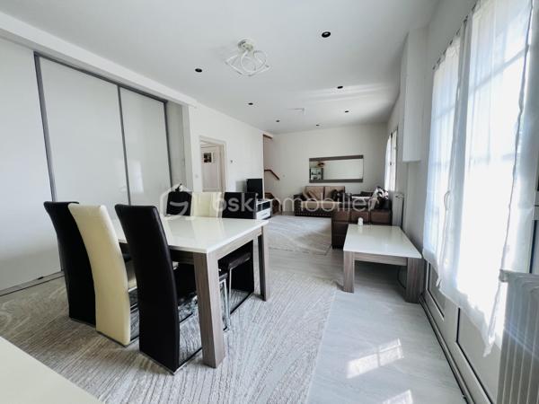 Maison avec jardin – Quartier Argonne – Proche du centre-ville d'Orléans

Découvrez cette agréable maison d'environ 75 m², idéalement située dans le quartier de l'Argonne, à seulement quelques minutes du centre-ville d'Orléans.
Son emplacement offre un véritable confort de vie grâce à la proximité immédiate des commerces, du centre commercial, des écoles, des transports en commun et des principaux axes, facilitant le quotidien.

La maison se compose d'une belle pièce de vie lumineuse, propice aux moments de convivialité, prolongée par une véranda, véritable espace de vie supplémentaire donnant sur le jardin.
L'espace nuit comprend trois chambres, une salle de bains, ainsi qu'une grande salle d'eau en rez-de-chaussée, un atout appréciable pour le confort de toute la famille.
Une cave vient compléter l'ensemble, offrant un espace de rangement pratique.
À l'extérieur, vous profiterez d'un agréable jardin, idéal pour les repas en plein air, les jeux des enfants ou tout simplement pour se détendre.

DPE: E 304kWh/an dont émission de gaz à effet de serre: E 66kg CO2:m2/an

Les atouts :
✔ Maison fonctionnelle et lumineuse
✔ Trois chambres
✔ Véranda ouvrant sur le jardin
✔ Cave
✔ Jardin agréable
✔ Commerces, écoles et transports accessibles à pied
✔ Centre-ville d'Orléans à seulement quelques minutes
Cette maison conviendra parfaitement à une famille, à un premier achat ou à un projet d'investissement.
Une belle opportunité à découvrir sans tarder !