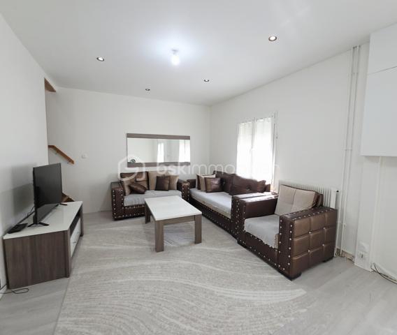 Maison avec jardin – Quartier Argonne – Proche du centre-ville d'Orléans

Découvrez cette agréable maison d'environ 75 m², idéalement située dans le quartier de l'Argonne, à seulement quelques minutes du centre-ville d'Orléans.
Son emplacement offre un véritable confort de vie grâce à la proximité immédiate des commerces, du centre commercial, des écoles, des transports en commun et des principaux axes, facilitant le quotidien.

La maison se compose d'une belle pièce de vie lumineuse, propice aux moments de convivialité, prolongée par une véranda, véritable espace de vie supplémentaire donnant sur le jardin.
L'espace nuit comprend trois chambres, une salle de bains, ainsi qu'une grande salle d'eau en rez-de-chaussée, un atout appréciable pour le confort de toute la famille.
Une cave vient compléter l'ensemble, offrant un espace de rangement pratique.
À l'extérieur, vous profiterez d'un agréable jardin, idéal pour les repas en plein air, les jeux des enfants ou tout simplement pour se détendre.

DPE: E 304kWh/an dont émission de gaz à effet de serre: E 66kg CO2:m2/an

Les atouts :
✔ Maison fonctionnelle et lumineuse
✔ Trois chambres
✔ Véranda ouvrant sur le jardin
✔ Cave
✔ Jardin agréable
✔ Commerces, écoles et transports accessibles à pied
✔ Centre-ville d'Orléans à seulement quelques minutes
Cette maison conviendra parfaitement à une famille, à un premier achat ou à un projet d'investissement.
Une belle opportunité à découvrir sans tarder !