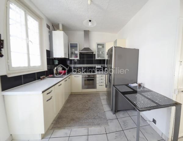 Maison avec jardin – Quartier Argonne – Proche du centre-ville d'Orléans

Découvrez cette agréable maison d'environ 75 m², idéalement située dans le quartier de l'Argonne, à seulement quelques minutes du centre-ville d'Orléans.
Son emplacement offre un véritable confort de vie grâce à la proximité immédiate des commerces, du centre commercial, des écoles, des transports en commun et des principaux axes, facilitant le quotidien.

La maison se compose d'une belle pièce de vie lumineuse, propice aux moments de convivialité, prolongée par une véranda, véritable espace de vie supplémentaire donnant sur le jardin.
L'espace nuit comprend trois chambres, une salle de bains, ainsi qu'une grande salle d'eau en rez-de-chaussée, un atout appréciable pour le confort de toute la famille.
Une cave vient compléter l'ensemble, offrant un espace de rangement pratique.
À l'extérieur, vous profiterez d'un agréable jardin, idéal pour les repas en plein air, les jeux des enfants ou tout simplement pour se détendre.

DPE: E 304kWh/an dont émission de gaz à effet de serre: E 66kg CO2:m2/an

Les atouts :
✔ Maison fonctionnelle et lumineuse
✔ Trois chambres
✔ Véranda ouvrant sur le jardin
✔ Cave
✔ Jardin agréable
✔ Commerces, écoles et transports accessibles à pied
✔ Centre-ville d'Orléans à seulement quelques minutes
Cette maison conviendra parfaitement à une famille, à un premier achat ou à un projet d'investissement.
Une belle opportunité à découvrir sans tarder !