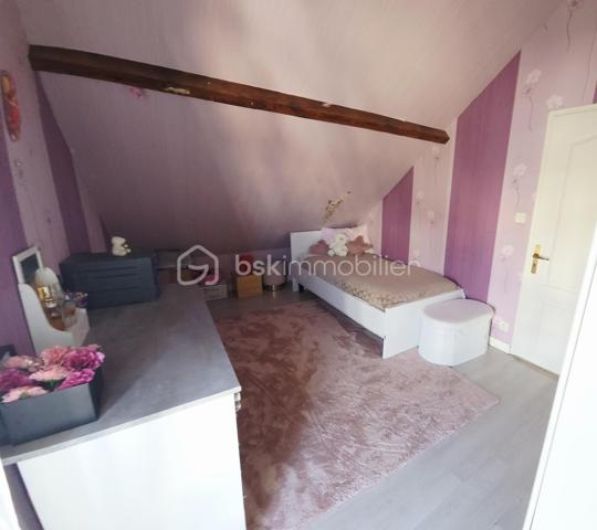 Maison avec jardin – Quartier Argonne – Proche du centre-ville d'Orléans

Découvrez cette agréable maison d'environ 75 m², idéalement située dans le quartier de l'Argonne, à seulement quelques minutes du centre-ville d'Orléans.
Son emplacement offre un véritable confort de vie grâce à la proximité immédiate des commerces, du centre commercial, des écoles, des transports en commun et des principaux axes, facilitant le quotidien.

La maison se compose d'une belle pièce de vie lumineuse, propice aux moments de convivialité, prolongée par une véranda, véritable espace de vie supplémentaire donnant sur le jardin.
L'espace nuit comprend trois chambres, une salle de bains, ainsi qu'une grande salle d'eau en rez-de-chaussée, un atout appréciable pour le confort de toute la famille.
Une cave vient compléter l'ensemble, offrant un espace de rangement pratique.
À l'extérieur, vous profiterez d'un agréable jardin, idéal pour les repas en plein air, les jeux des enfants ou tout simplement pour se détendre.

DPE: E 304kWh/an dont émission de gaz à effet de serre: E 66kg CO2:m2/an

Les atouts :
✔ Maison fonctionnelle et lumineuse
✔ Trois chambres
✔ Véranda ouvrant sur le jardin
✔ Cave
✔ Jardin agréable
✔ Commerces, écoles et transports accessibles à pied
✔ Centre-ville d'Orléans à seulement quelques minutes
Cette maison conviendra parfaitement à une famille, à un premier achat ou à un projet d'investissement.
Une belle opportunité à découvrir sans tarder !
