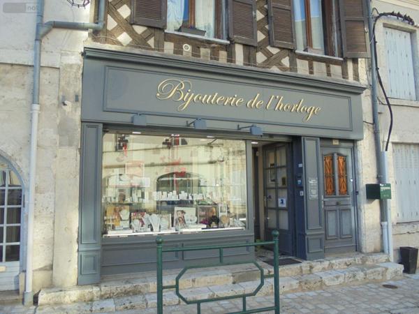 Local Professionnel et commercial à vendre à Beaugency dans le Loiret (45190), ref : 091/1497   
Centre ville