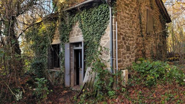 Petite maison en pierres à rénover avec terrain