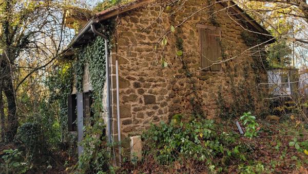 Petite maison en pierres à rénover avec terrain