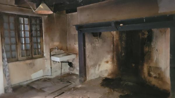 Petite maison en pierres à rénover avec terrain