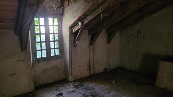 Petite maison en pierres à rénover avec terrain